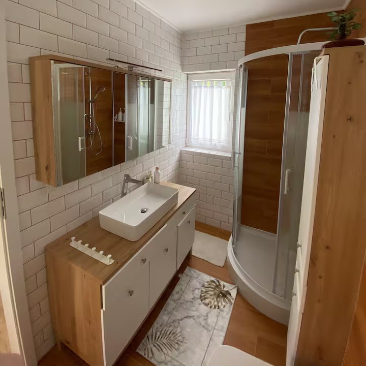 Łazienka z toaletą, prysznicem i pralką