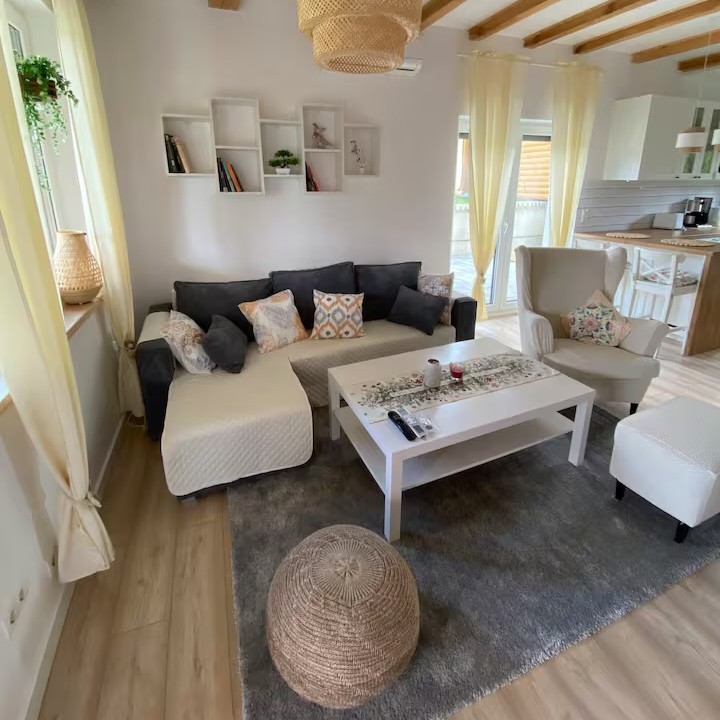 Salon z fotelami i kanapą