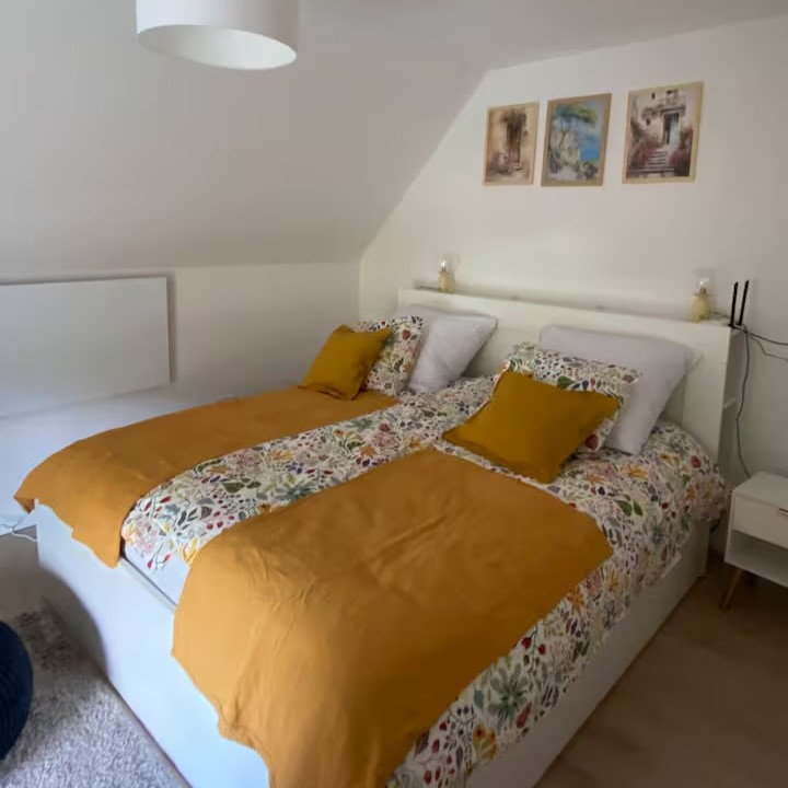 Sypialnia 1 z podwójnym łóżkiem, łóżeczkiem dla noworodka i balkonem