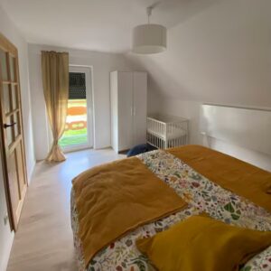 Sypialnia 1 z podwójnym łóżkiem, łóżeczkiem dla noworodka i balkonem