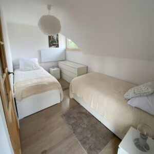 Sypialnia 2 z dwoma podwójnymi łóżkami i balkonem