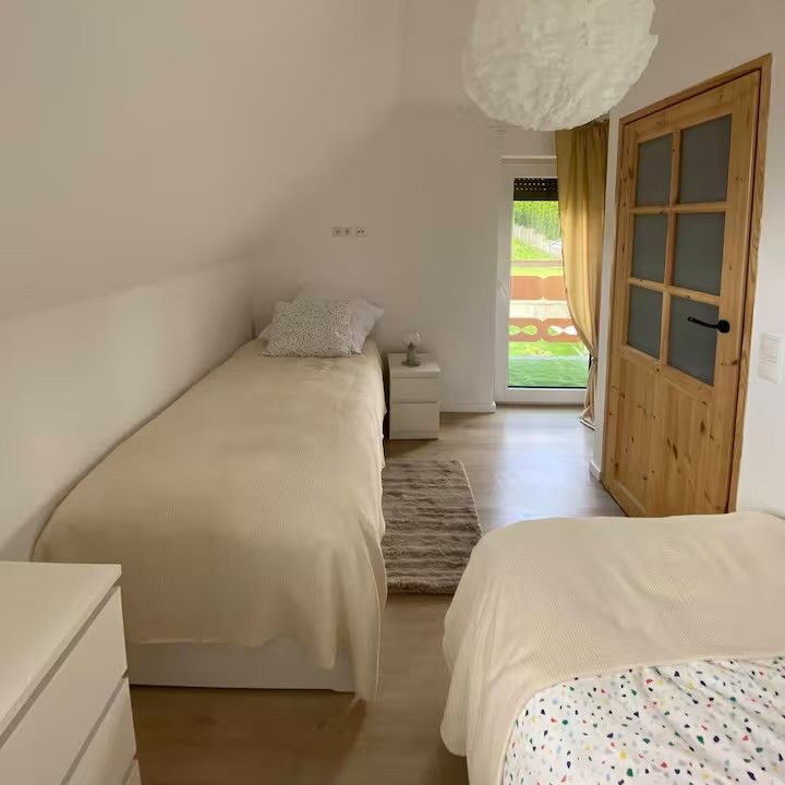 Sypialnia 2 z dwoma podwójnymi łóżkami i balkonem