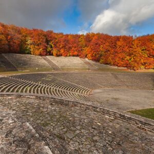 Zdjęcie przedstawiające amfiteatr na Górze Św. Anny